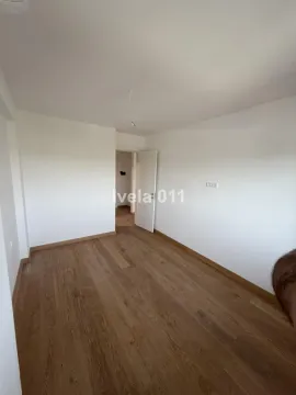 Prazna soba sa parketom i belim zidovima. - image 4