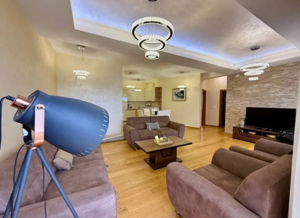 Izdavanje, trosoban stan, 100m², Bečići, Budva