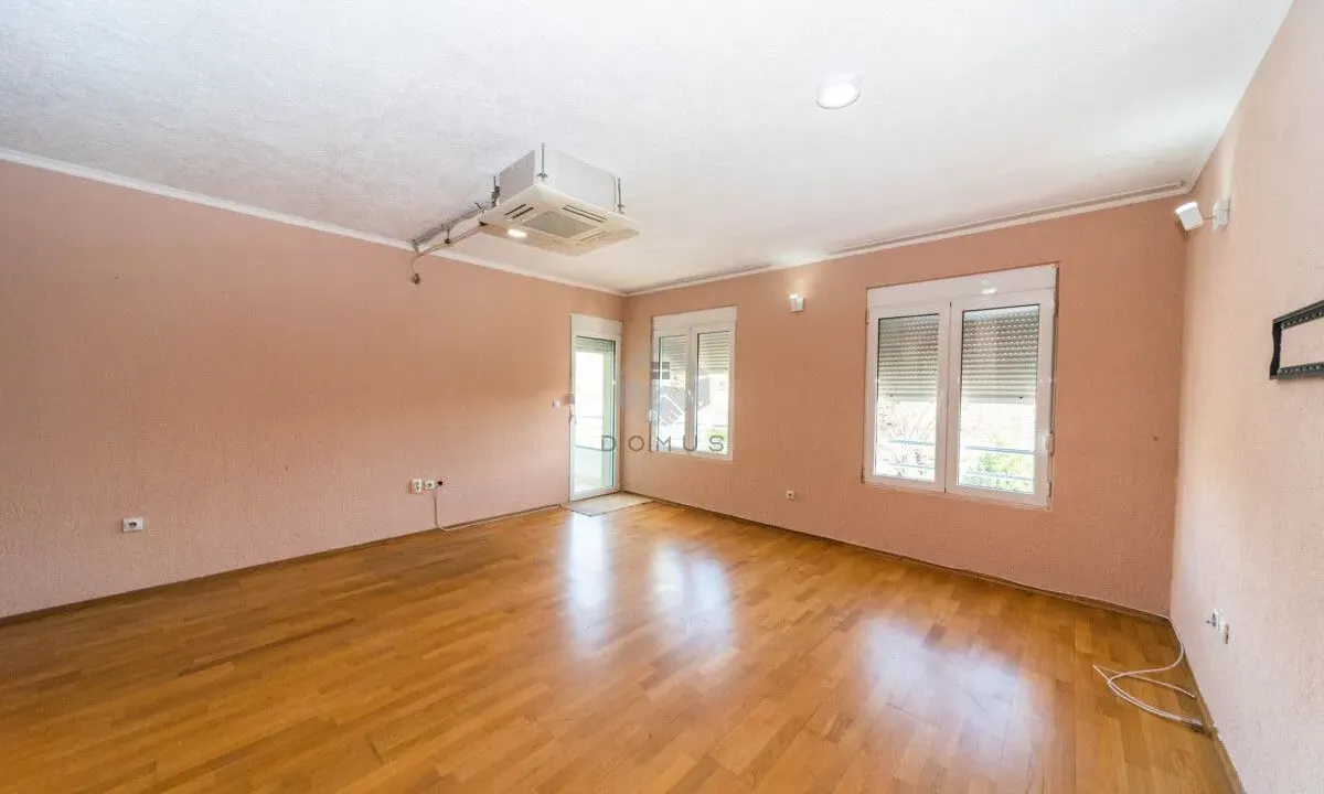 Izdavanje, dvosoban stan, 70m², Zabjelo, Podgorica