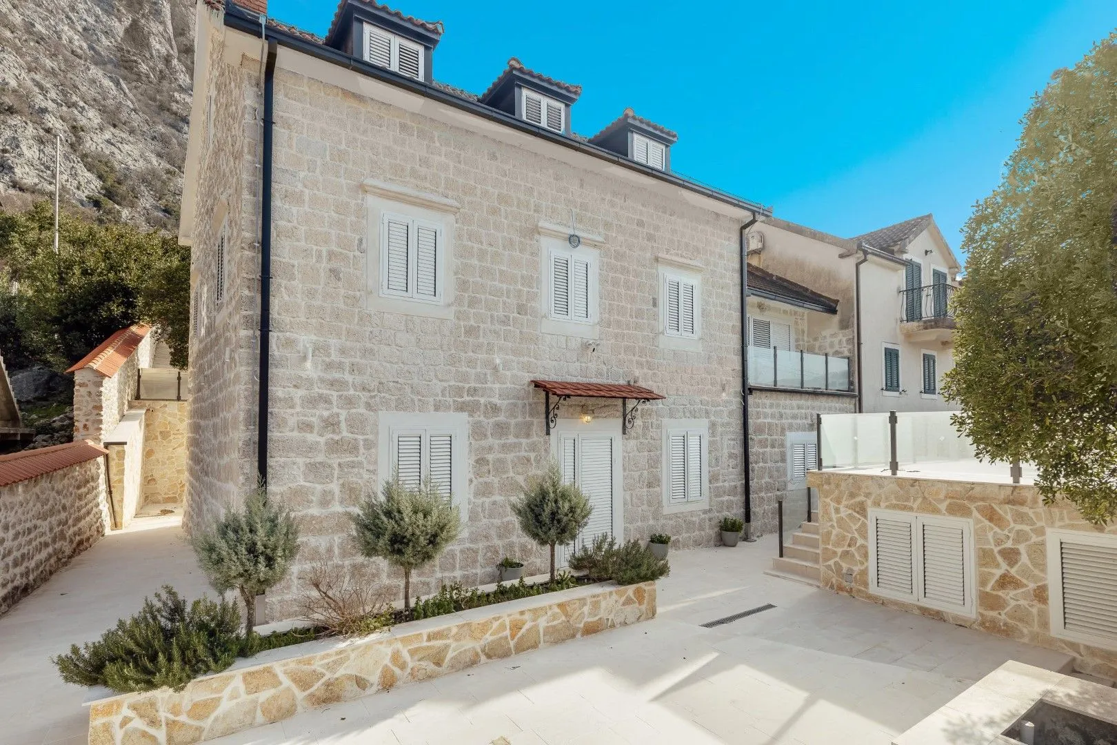 Sale, house, 380m², Ljuta, Kotor