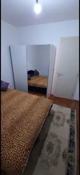 Spavaća soba sa krevetom prekrivenim leopard printom, ormarom sa ogledalom i tepihom. - image 16