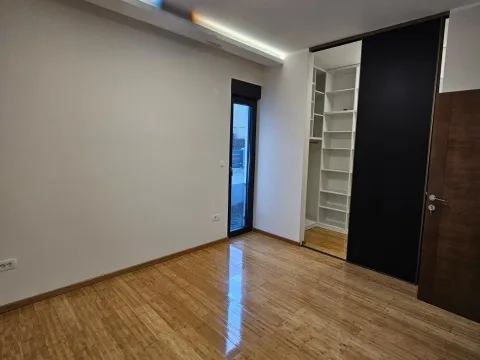 Izdavanje, kuća, 160m², Dalmatinska ulica, Podgorica - image 9