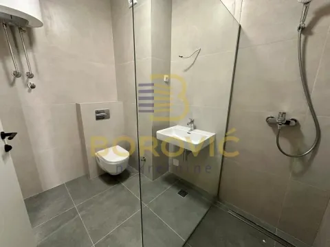 Moderno kupatilo sa tuš kabinom, umivaonikom i toaletom. - image 8