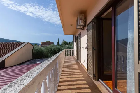 Dugačak natkriveni balkon sa pogledom na okolinu i zelene površine. - image 36