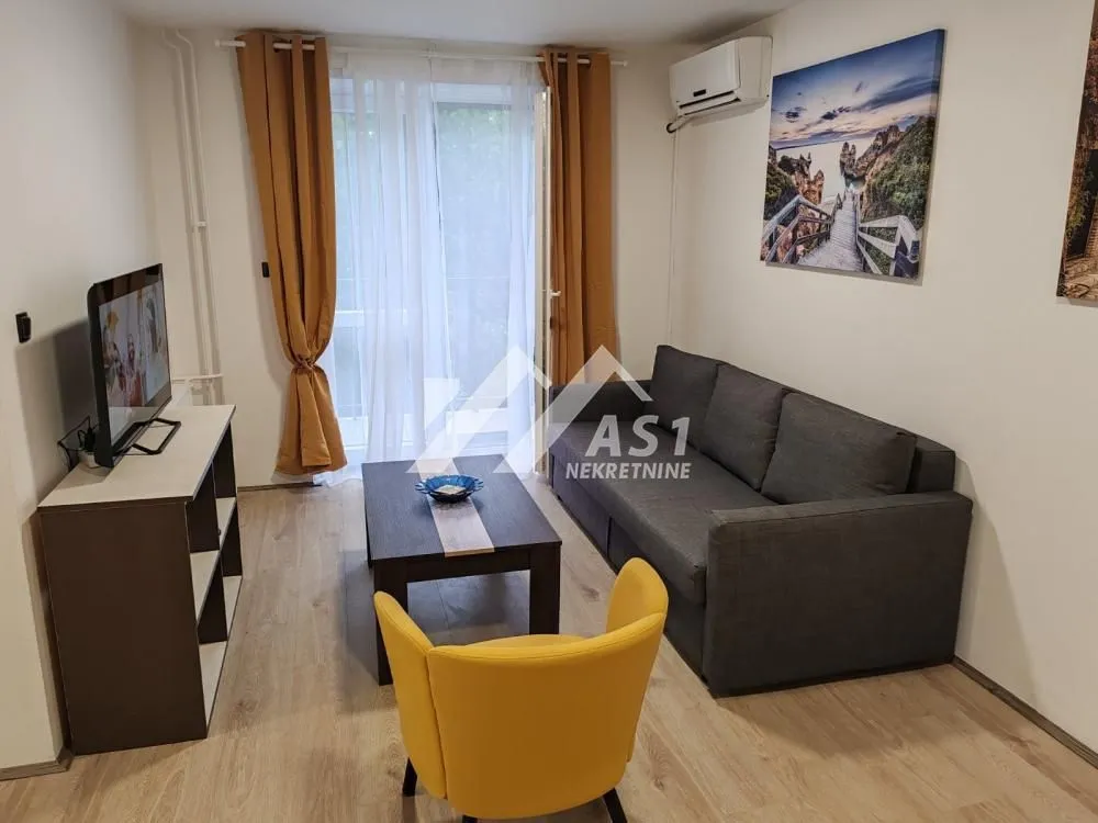 Izdavanje, trosoban stan, 55m², Centar, Novi Sad