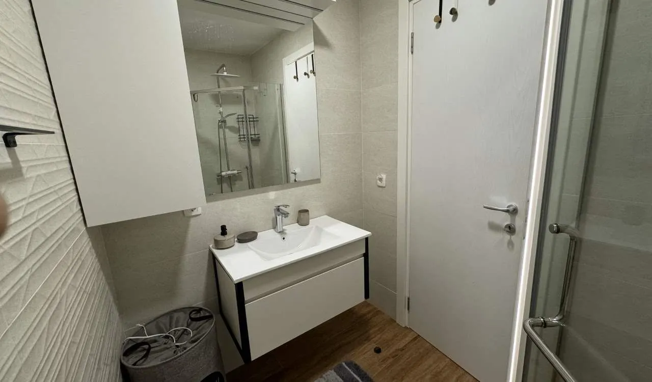 Izdavanje, dvosoban stan, 91m², Opatovo, Tivat