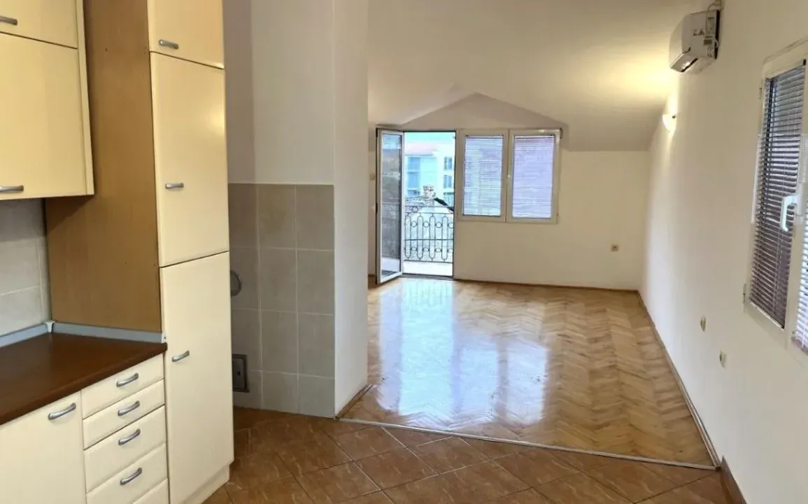 Izdavanje, trosoban stan, 95m², Zagorič, Podgorica