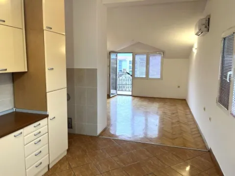 Izdavanje, trosoban stan, 95m², Zagorič, Podgorica