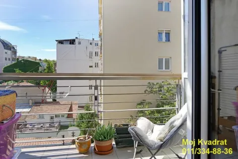 Manji balkon sa ogradom i pogledom na okolne zgrade i naselje. - image 17