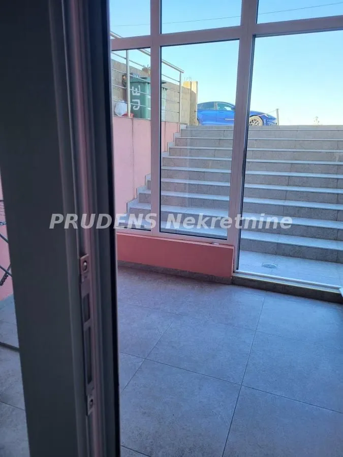 Entrance to the building with stairs and a glass facade.
