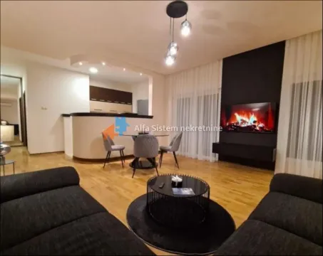 Dnevna soba sa garniturom, trpezarijom i ugrađenim kaminom. - image 2