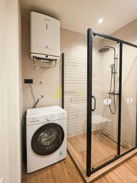Kupatilo sa tuš kabinom, mašinom za veš i bojlerom. - image 13