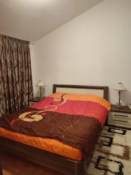 Spavaća soba sa bračnim krevetom, noćnim stočićima i lampama. - image 6