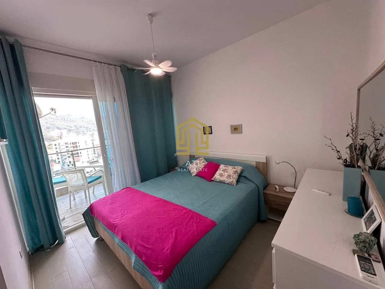 Furnished bedroom with a double bed and access to the terrace.