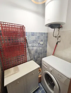Kupatilo sa veš mašinom, bojlerom i plavim zidnim pločicama. - image 19
