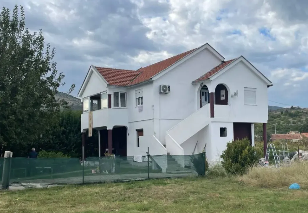 Sale, house, 230m², Farmaci, Podgorica