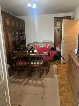 Dnevna soba sa trpezarijskim stolom i drvenim nameštajem. - image 8