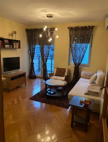 Izdavanje, jednosoban stan, 42m², Blok 9, Podgorica