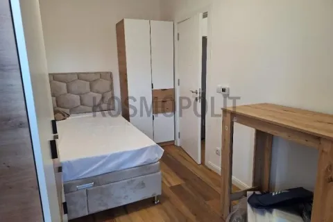 Nameštena spavaća soba sa krevetom, garderoberom i drvenim stolom. - image 7