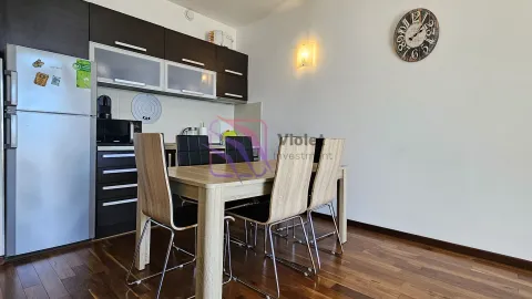Kuhinja sa trpezarijom i drvenim stolom. - image 15
