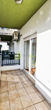 Natkriveni balkon sa popločanim podom i izlazom u stan. - image 3