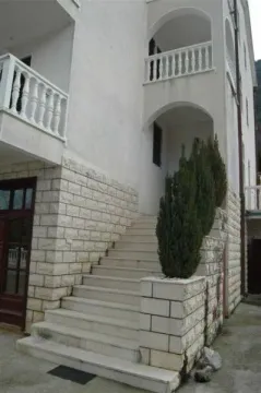 Vanjske stepenice koje vode do ulaza u kuću sa kamenom fasadom. - image 4