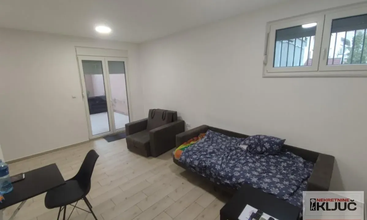 Izdavanje, garsonjera, 32m², Novi Sad, Srbija
