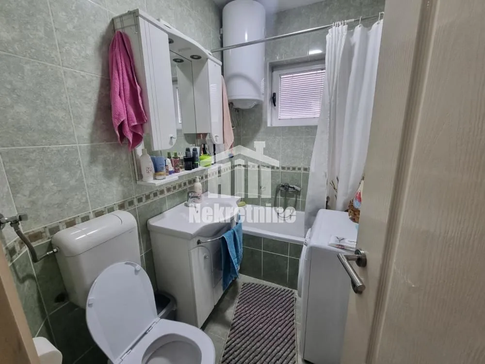 Kupatilo sa kadom, umivaonikom, WC šoljom i bojlerom.