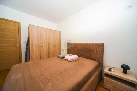 Namještena spavaća soba sa bračnim krevetom, drvenim ormarom i noćnim stočićem. - image 16