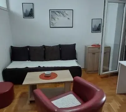 Stan in Adamovićevo Naselje