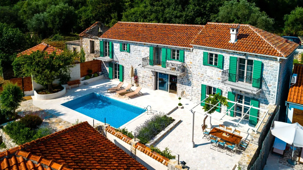 Izdavanje, kuća, 200m², Tivat, Crna Gora