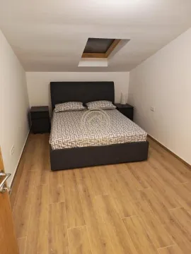 Spavaća soba sa bračnim krevetom i krovnim prozorom. - image 12