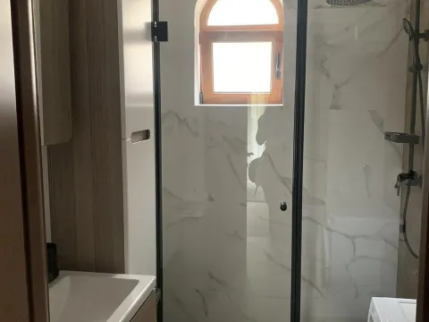 Izdavanje, dvosoban stan, 70m², Dobrota, Kotor - image 9