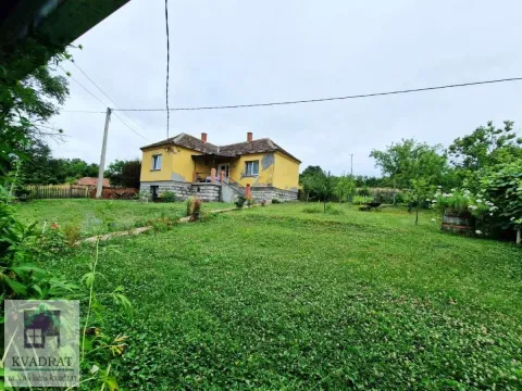 Pogled na dvorište i fasadu kuće sa zelenom travom. - image 2
