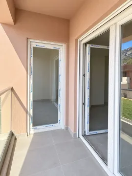 Terasa sa popločanim podom i novom PVC stolarijom. - image 9