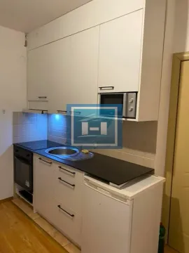 Manja bela kuhinja sa sudoperom, rernom i ugrađenim elementima. - image 5