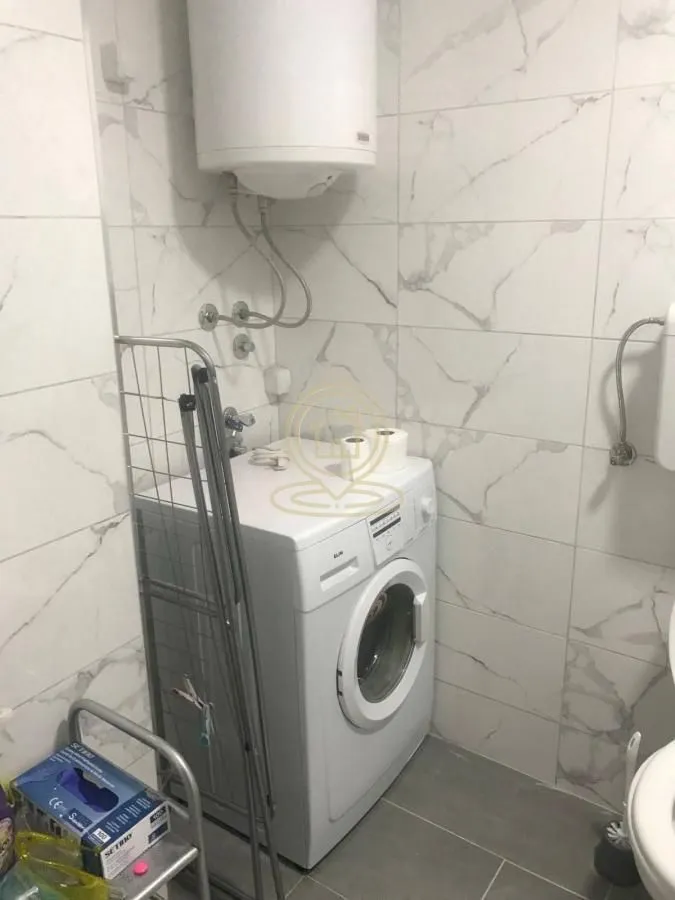 Kupatilo sa veš mašinom i bojlerom.