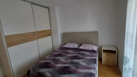 Spavaća soba sa bračnim krevetom, ugradnim garderoberom i noćnim stočićem. - image 4