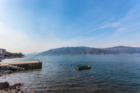 Pogled na more i planine sa obale sa kamenim molom. - image 3