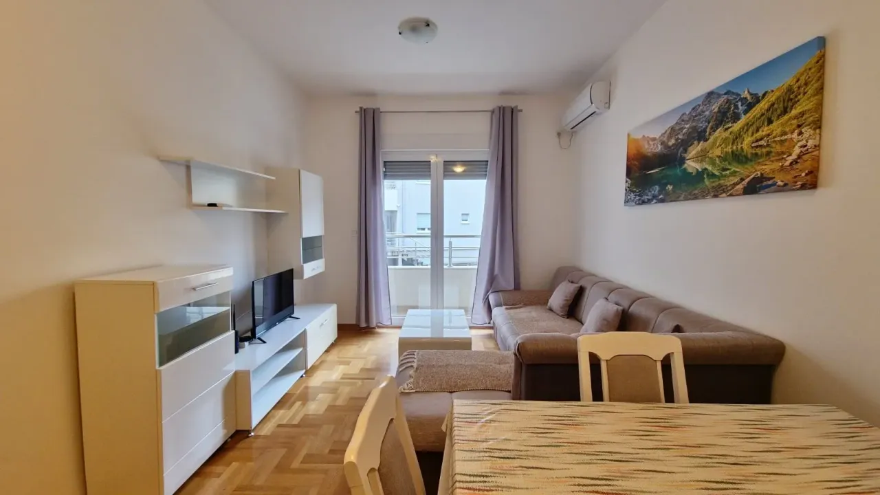 Izdavanje, dvosoban stan, 50m², Budva, Crna Gora