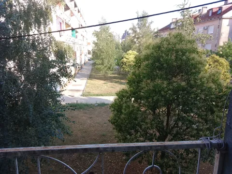 Pogled sa terase na zelenu površinu i zgrade u naselju. - image 15