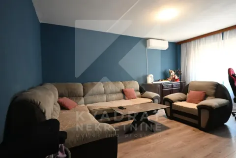 Dnevni boravak sa garniturom za sjedenje i stočićem. - image 2