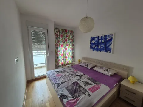Svijetla spavaća soba sa bračnim krevetom i izlazom na balkon. - image 10