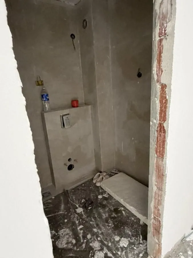 Kupatilo u fazi grubih građevinskih radova i renoviranja.