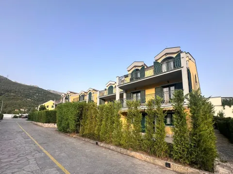 Pogled na spoljašnjost zgrade sa uređenim dvoriijem i zelenilom. - image 4