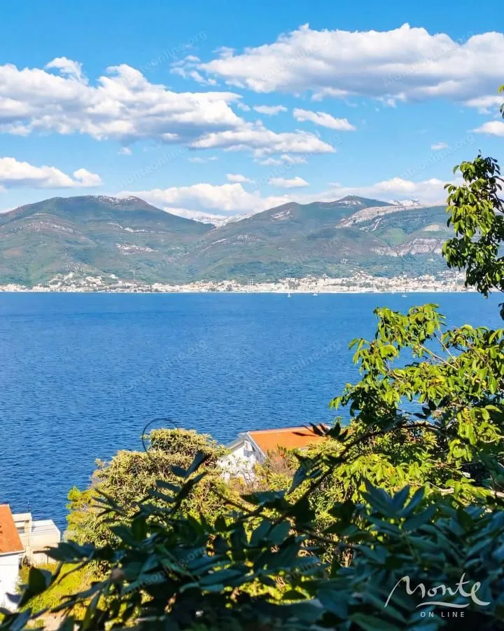 Prelijep pogled na more i planine sa lokacije nekretnine.