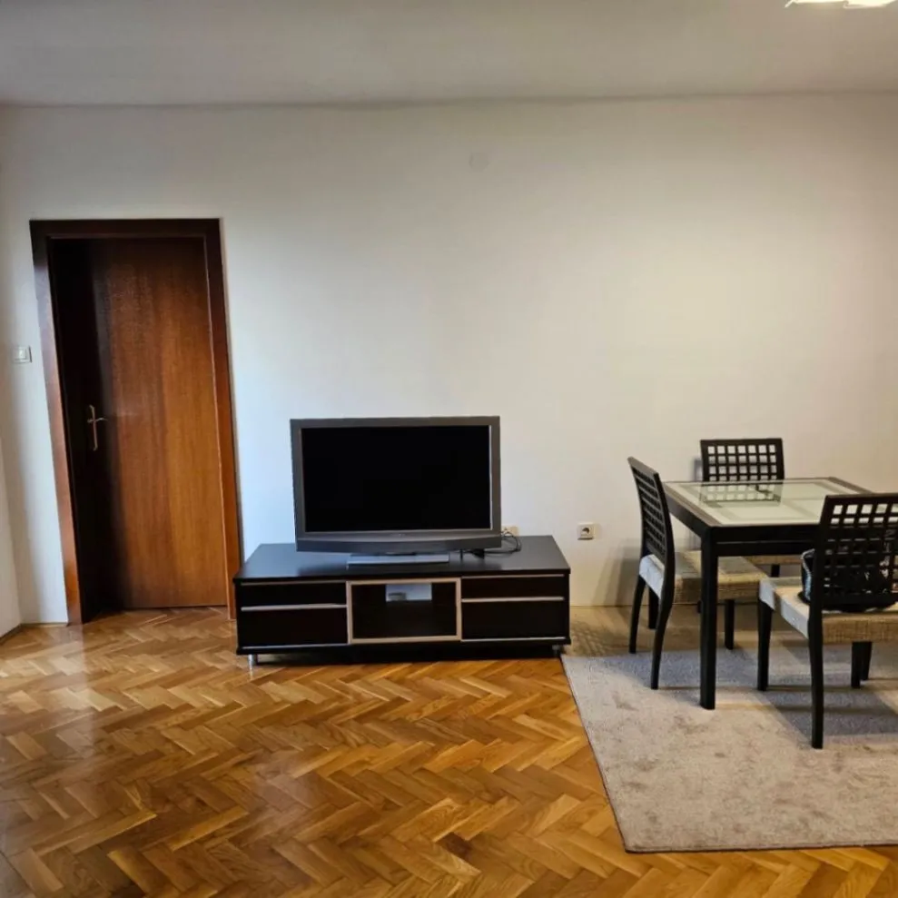 Izdavanje, jednosoban stan, 46m², Blok 6, Podgorica
