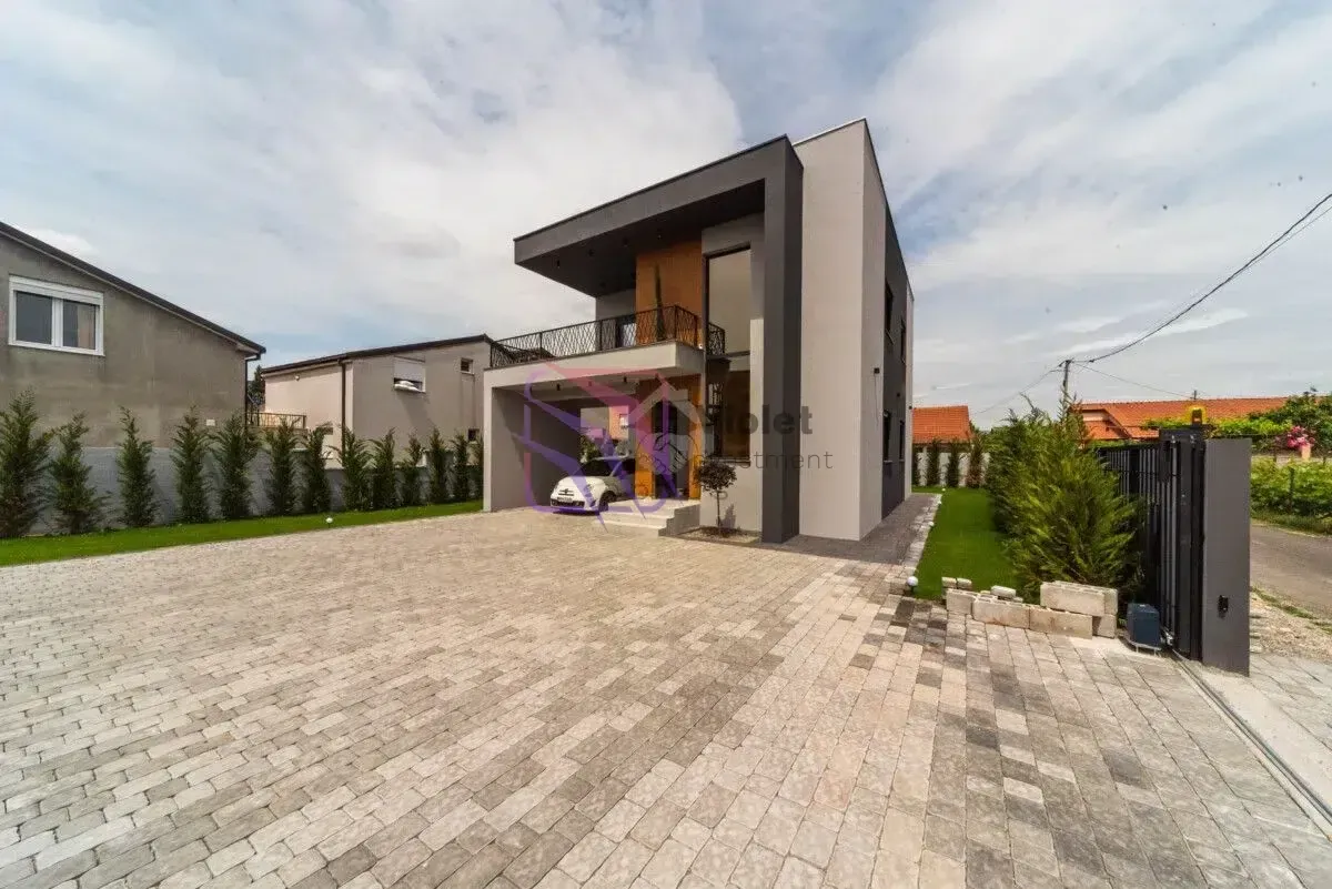 Prodaja, četvorosoban stan, 202m², Tološi, Podgorica