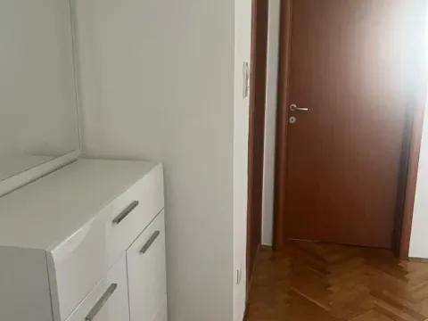 Izdavanje, jednosoban stan, 43m², Rotkvarija, Novi Sad Sve Podlokacije