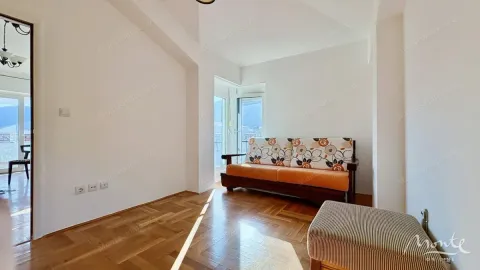 Dnevna soba sa drvenim podom, kaučem i izlazom na terasu. - image 21